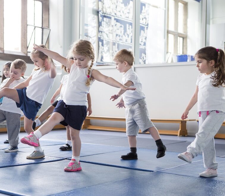 Bewegungskurs mit kleinen Kindern in einer Turnhalle