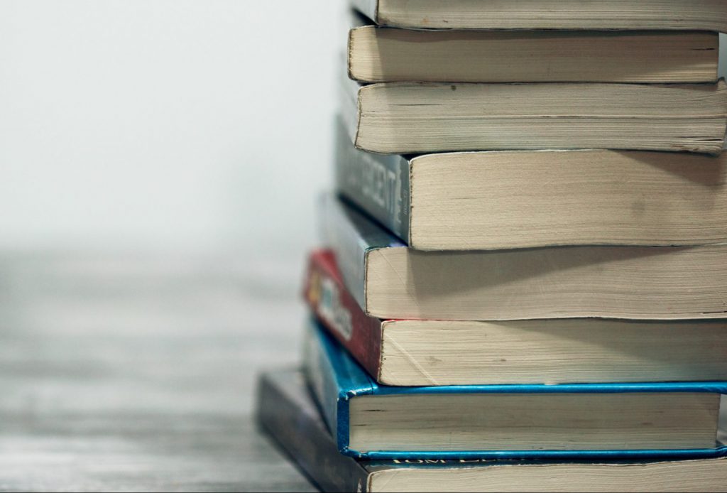 Ein Stapel mit Büchern