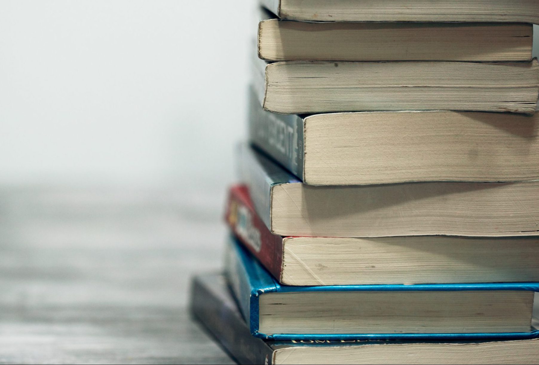 Ein Stapel mit Büchern