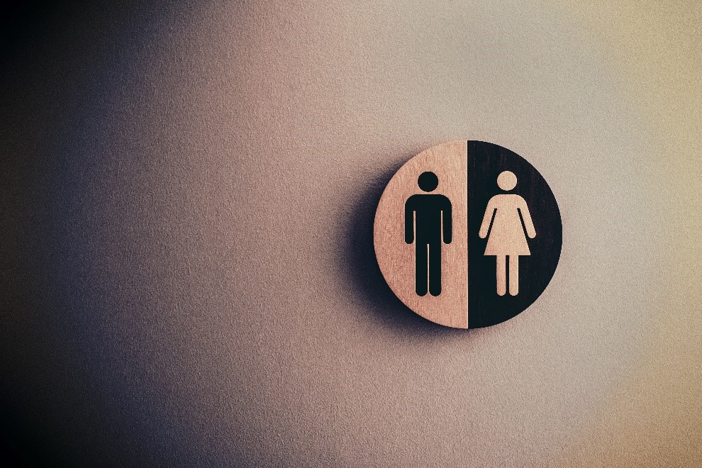 Frau und Mann auf einem Schild
