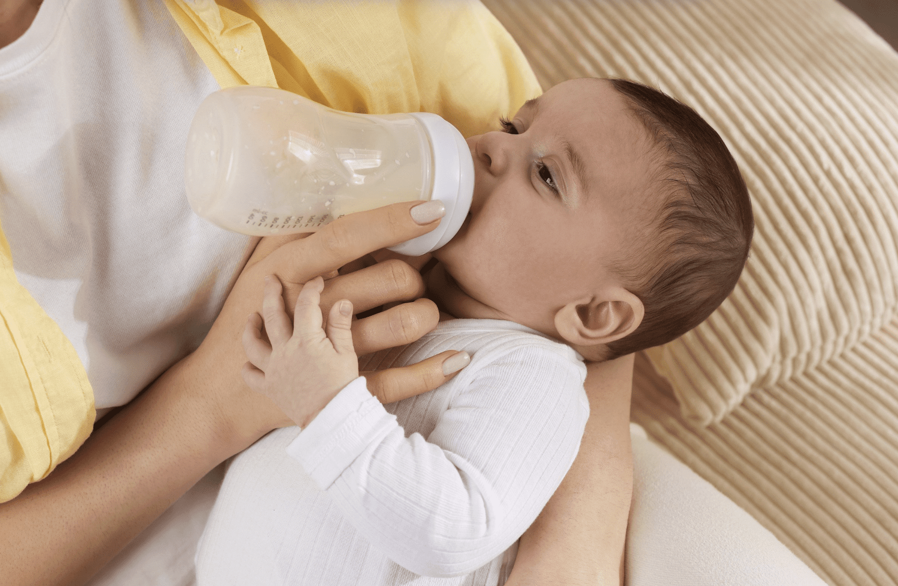 Mutter gibt ihrem Baby ein Fläschchen.