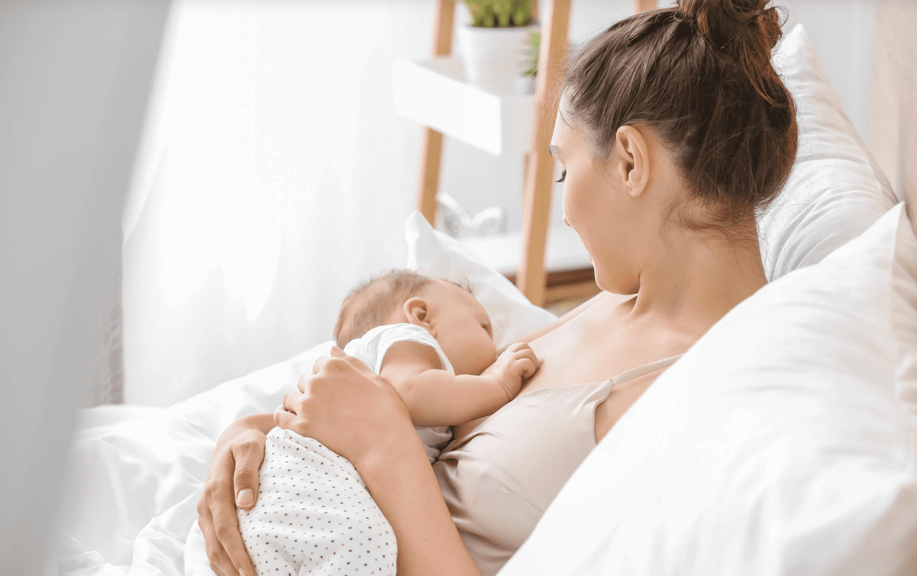 Mutter stillt ihr Baby.